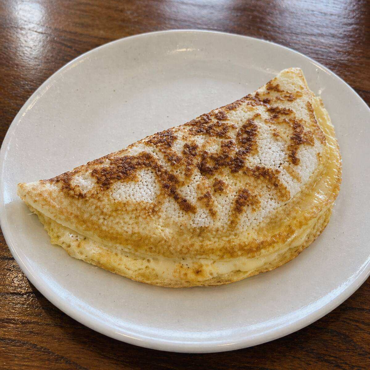 Deliciosa tapioca preparada na hora, recheada com ovos mexidos, bacon crocante, queijo mussarela derretido e tomate fresco. Uma combinação irresistível, perfeita para quem gosta de uma refeição saborosa, cremosa e bem recheada.