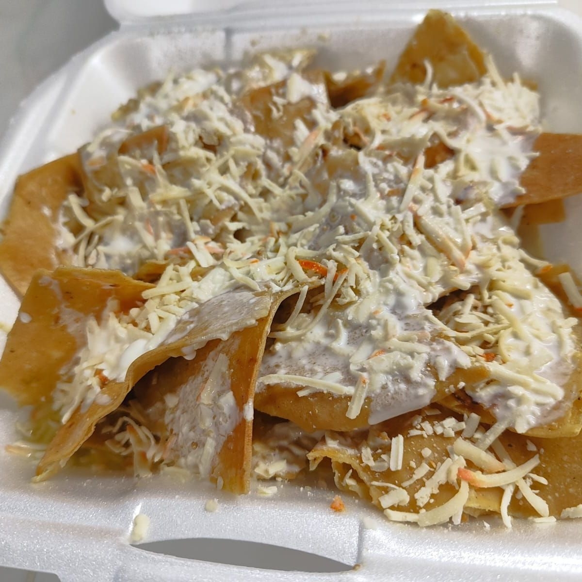 Chilaquiles verdes con 2 huevos