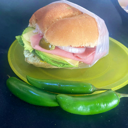 Lonche Triple de Aguacate, Queso Blanco y Jamón