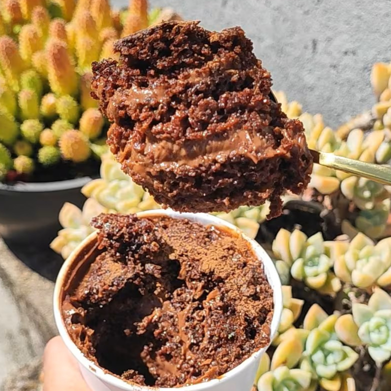 Um verdadeiro exagero de chocolate! Massa super macia de chocolate, camadas generosas de brigadeiro cremoso. Perfeito pra quem é chocólatra de verdade e não aceita pouco chocolate. 200g