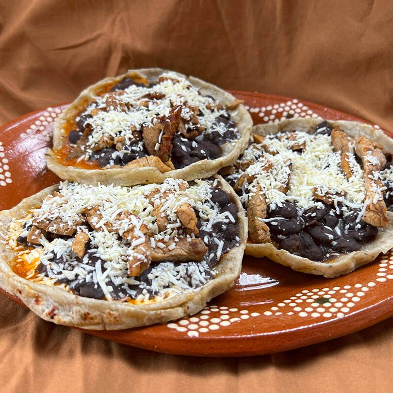 Picaditas Veracruzanas de Frijoles con Guiso
