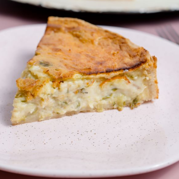 Uma deliciosa fatia da nossa quiche de alho poró, muito sabor e cremosidade. Acompanha uma Coca-Cola geladinha.