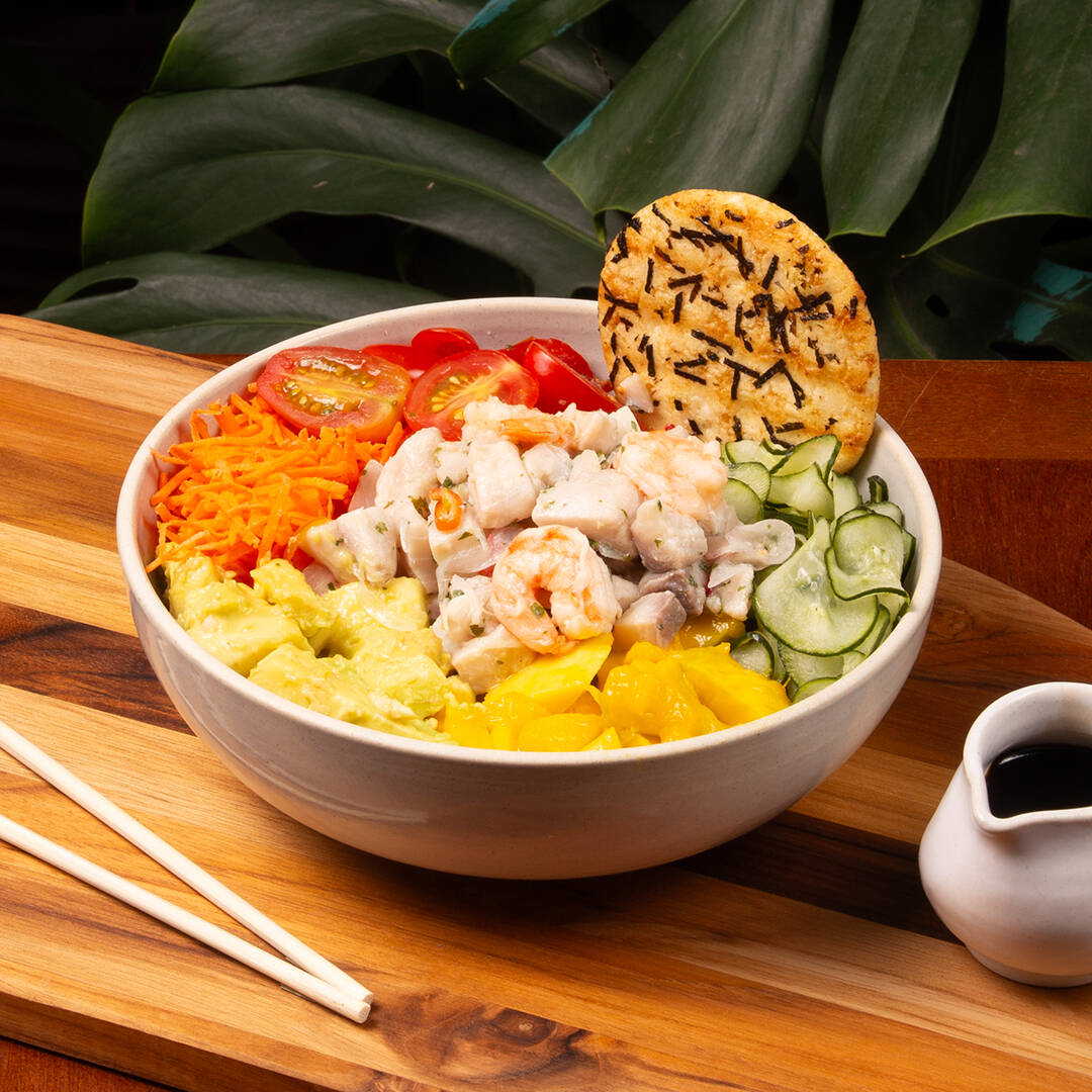 Ceviche de peixe branco com camarão levemente apimentado, arroz japonês temperado (shari), abacate, cenoura, sunomono, manga, tomate cereja temperado e biscoito de arroz e algas. Molho ponzu. Não fazemos troca de itens nos pokes do chef.