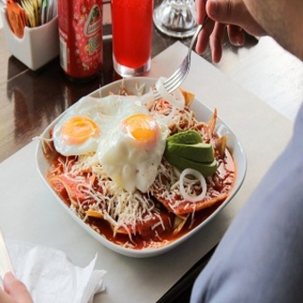 Chilaquiles rojos c/tampiqueña