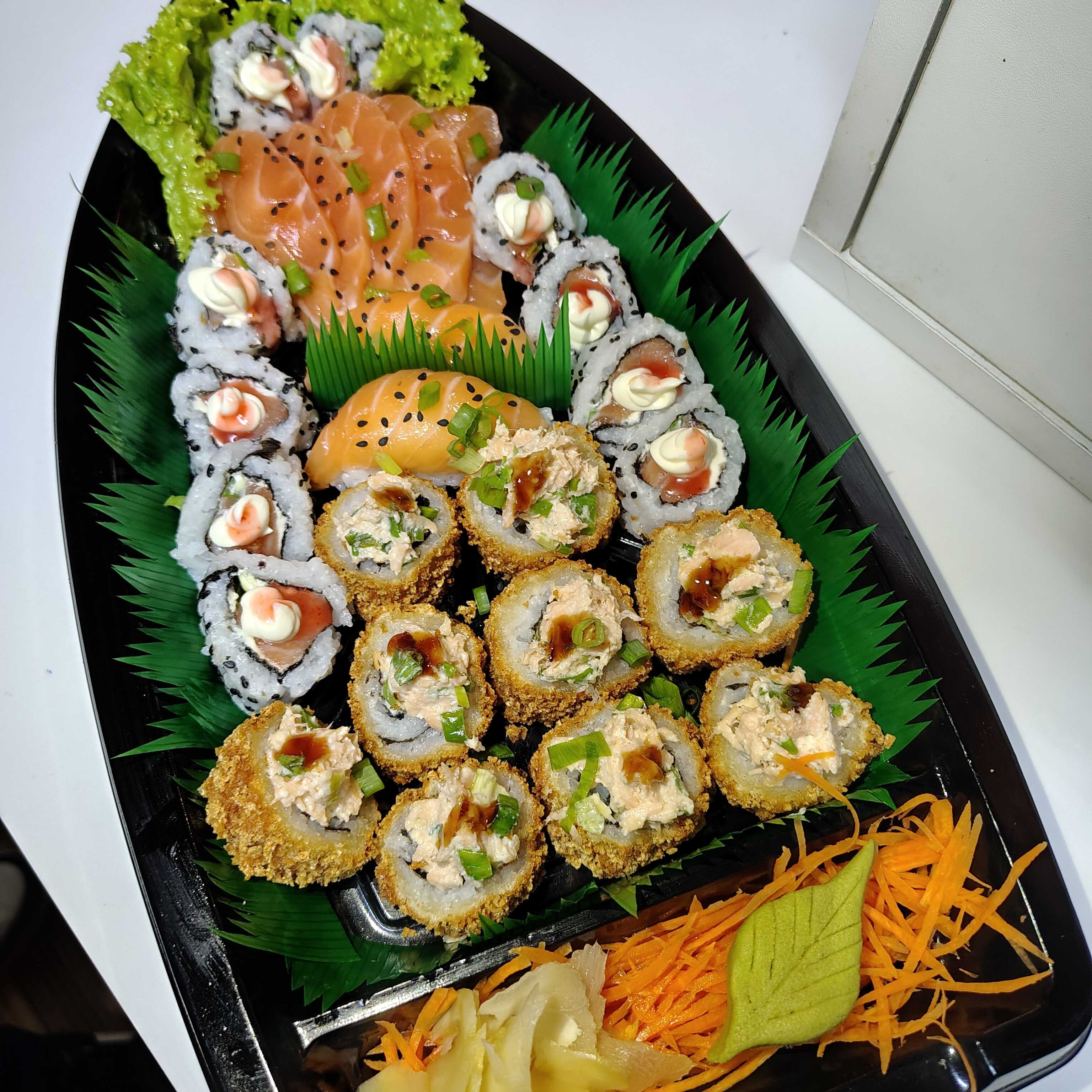 Barca 24 peças, hott Holl,hosomaki,sashimi, niguiri ,molhos especiais.