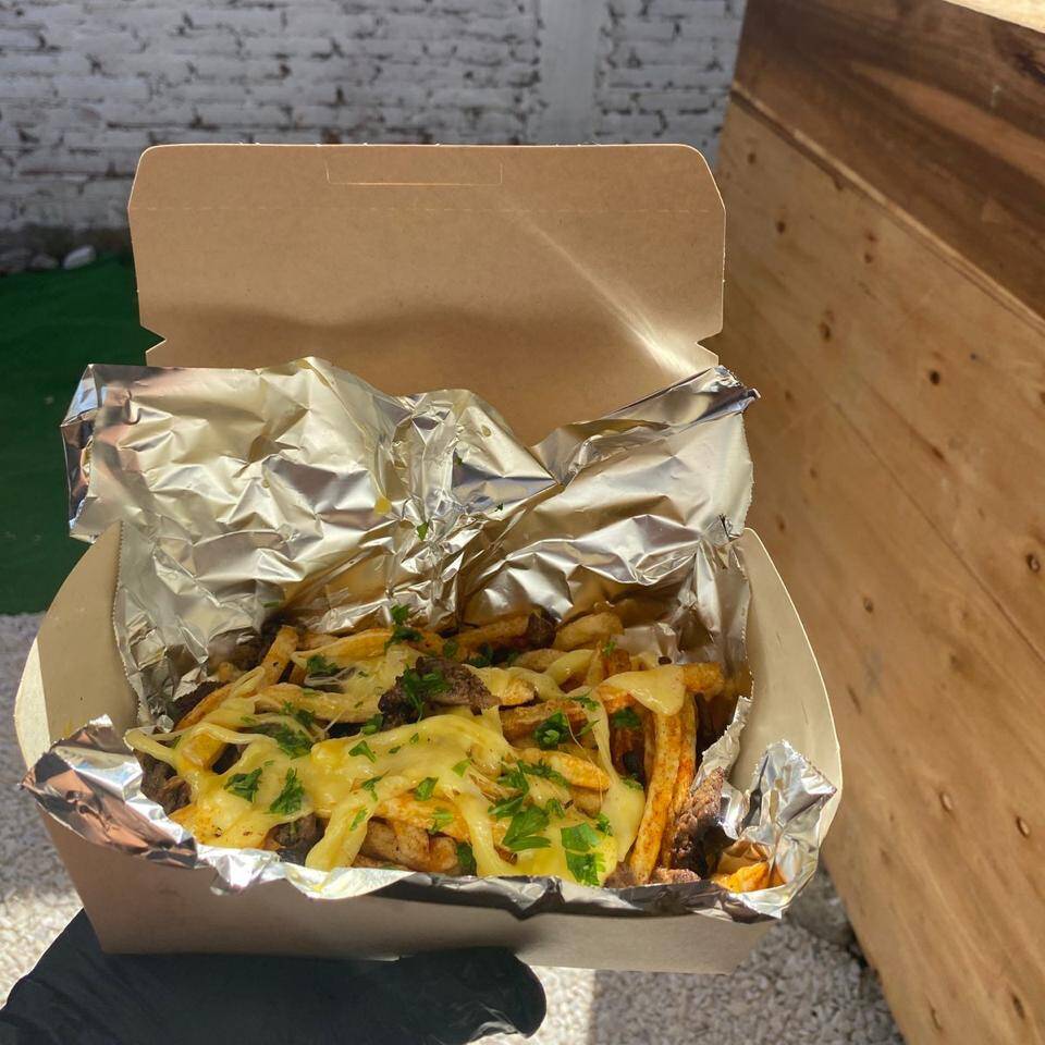 Papas Belgas con Carne Asada