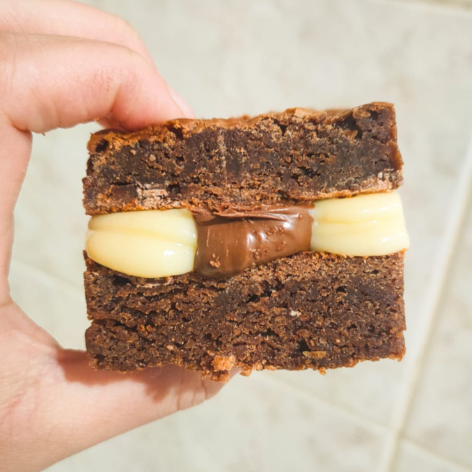 O nosso brownie super chocolatudo, agora no tamanho 7x7 para você matar aquela vontade de um docinho. São 2 brownies super recheados com o nosso creme de Ninho e Nutella.