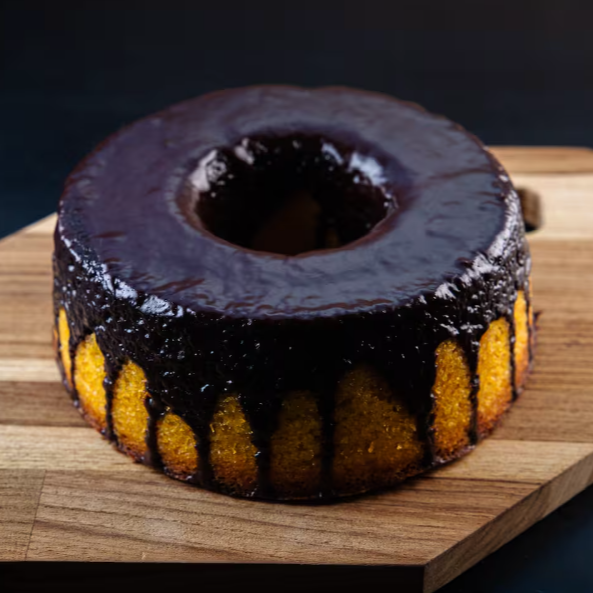 Macio, úmido e coberto com uma camada generosa de ganache de chocolate, um clássico irresistível.