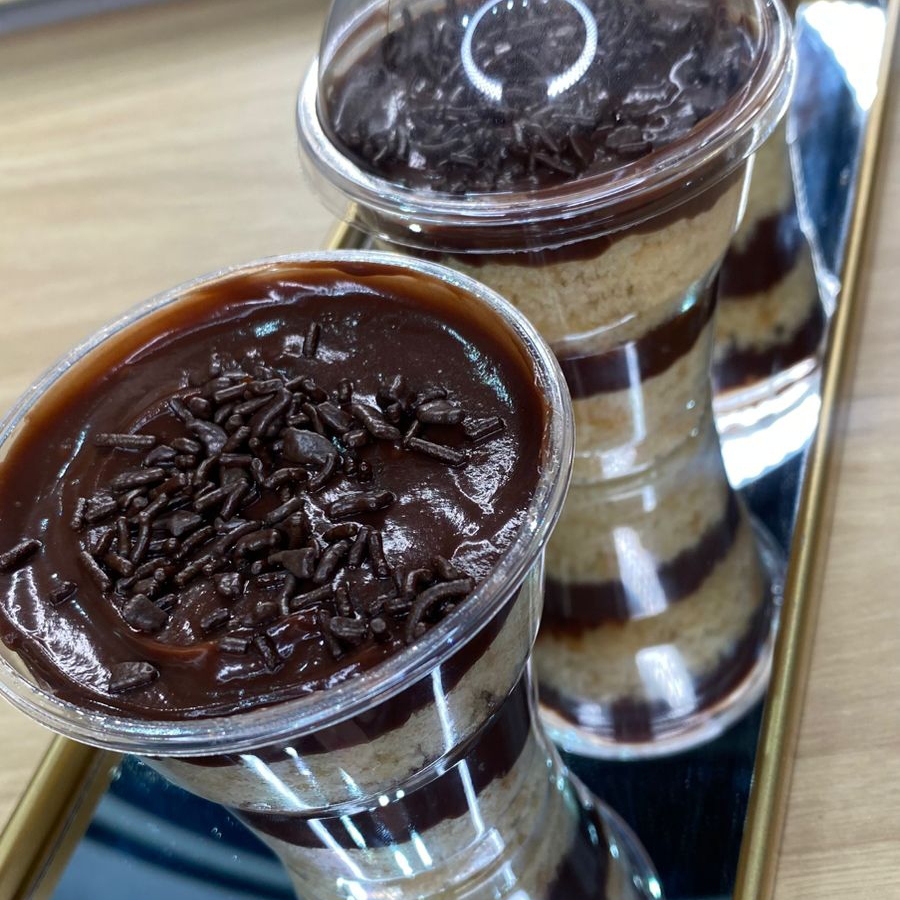 ✨ A sobremesa perfeita chegou! Bolo no copo cremoso esperando seu pedido.