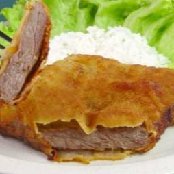 Acompanha: Arroz, bife a milanesa e fritas. Marmita Tamanho (P) 130g proteína