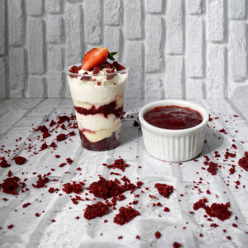 Elegante e irresistível! Camadas de bolo red velvet, geleia de morango, creme de Ninho e cream cheese com chantilly com limão para dar um ar cítrico. Finalizado com pedacinhos de bolo e morango — é bonito, gostoso e impossível comer só um. Peso aprox: 200gr | Serve 1 pessoa