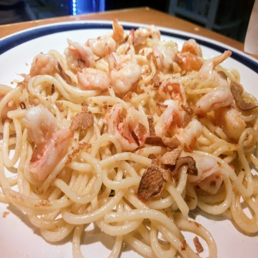 Espagueti Ajo y Oliva con Camarones