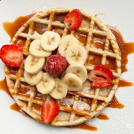 Waffle de Plátano, Fresa y Cajeta