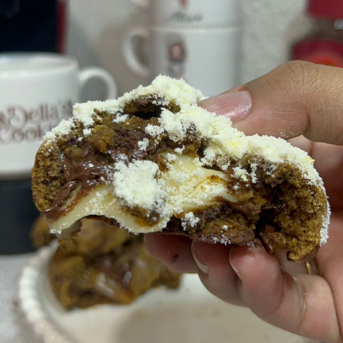Cookie de massa de café, recheado com brigadeiro artesanal de leite ninho. Uma combinação deliciosa e equilibrada, perfeita para quem aprecia o sabor do café com leite.