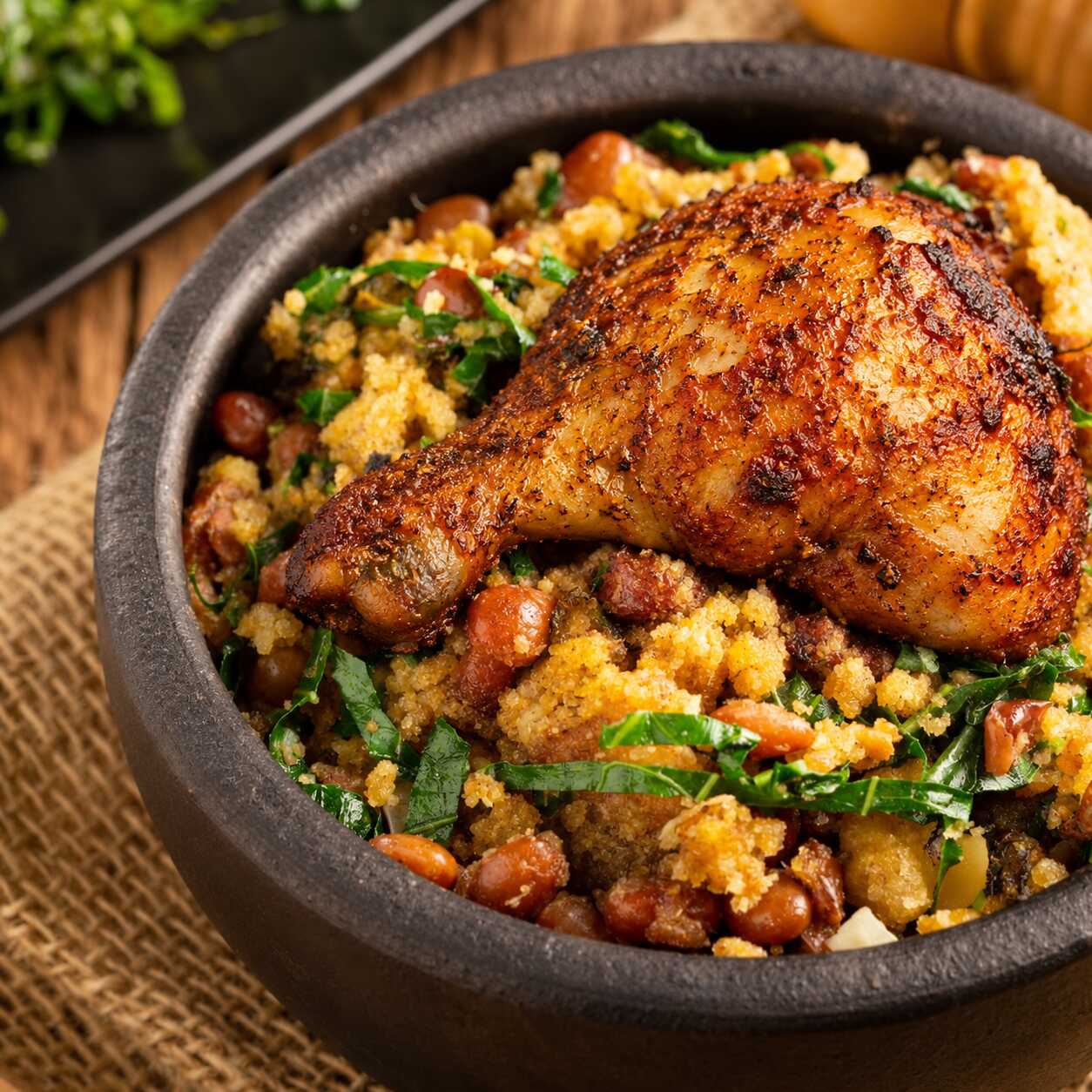 Delicioso baião de dois c/ arroz e frango frito.