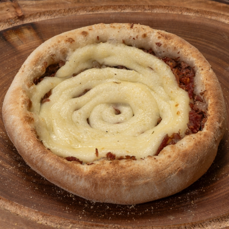 Massa artesanal macia, recheio premium de carne seca desfiada e temperada, envolta no cremoso Catupiry Original. Um sabor nordestino que derrete na boca!