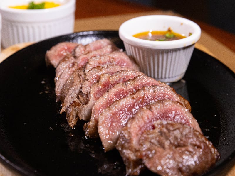 Corte de maminha angus com farofa, chimichurri e vinagrete.