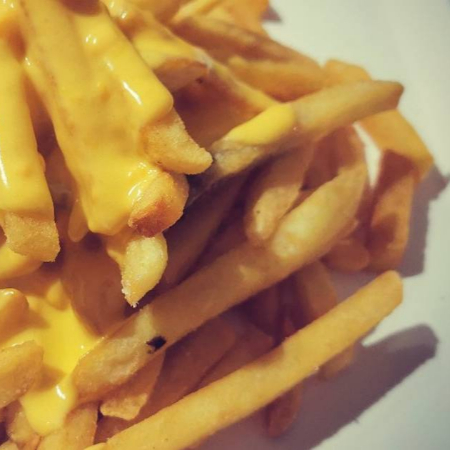 Papas Francesas con Queso Cheddar