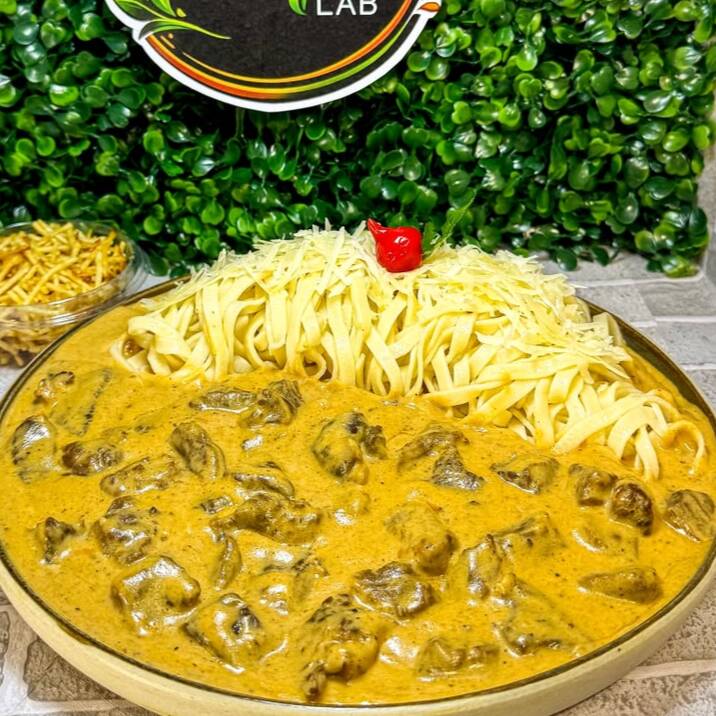 Sua massa artesanal favorita acompanhada de um strogonoff de carne bovina feito com tiras macias de carne, molho de tomate, creme de leite e temperos selecionados.
