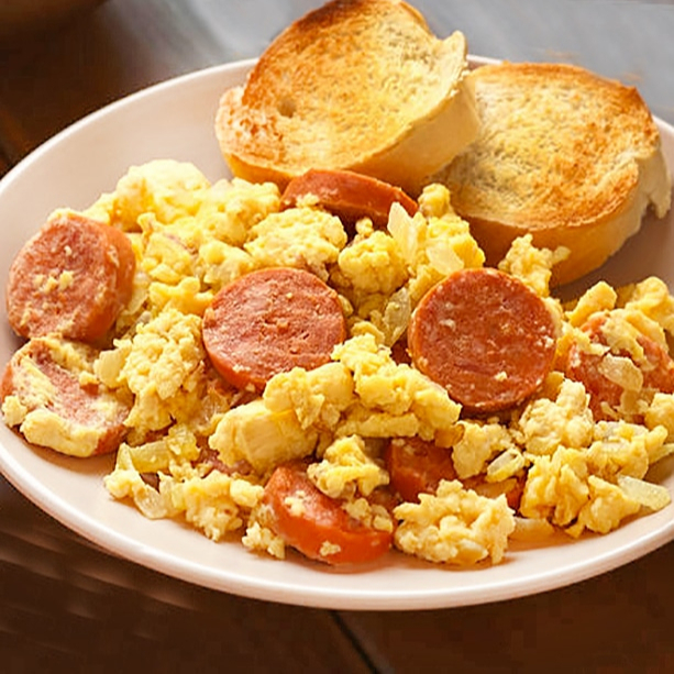 Huevos Revueltos con Salchicha