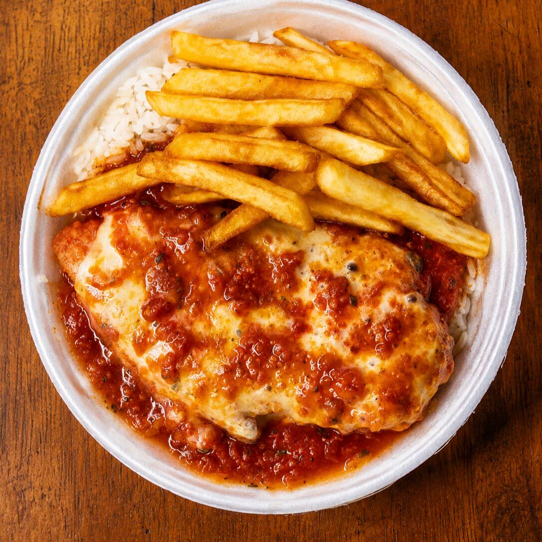 Deliciosa filé empanado coberto com queijo derretido e molho de tomate caseiro, acompanha arroz soltinho e fritas crocante + coca 200ml