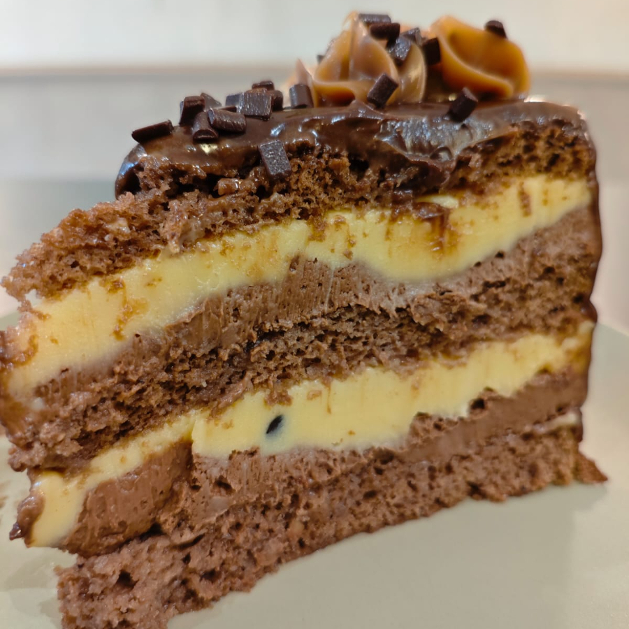 Briganache de maracujá com mousse de chocolate meio amargo.