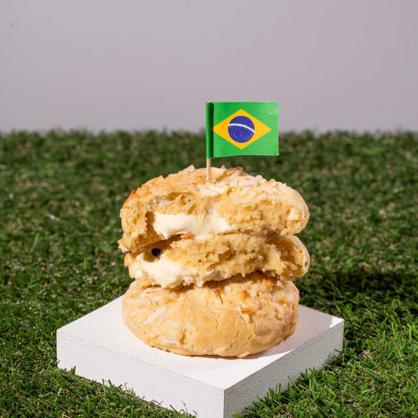 Cookie de baunilha com pedaços de chocolate branco, recheado com trufa de chocolate branco com coco e brigadeiro gourmet de maracujá, finalizado com raspas de coco.
Uma combinação tropical que traz o equilíbrio perfeito entre doçura e acidez e traduz a alegria, a energia e os sabores marcantes do Brasil.