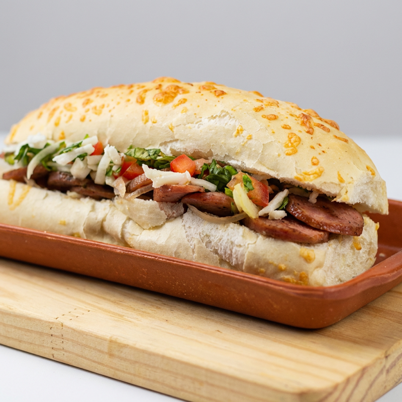 Saboroso sanduba de linguiça com vinagrete fresco e queijo derretido.