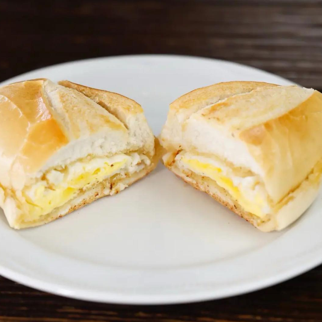 Pão com manteiga e ovo.