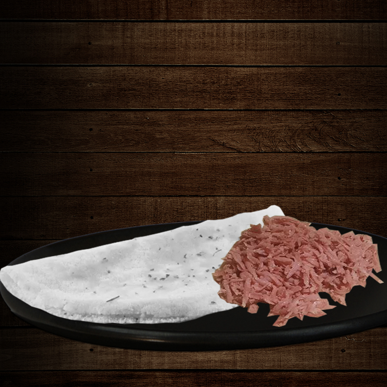 Esta delícia é meticulosamente preparada com calabresa de alta qualidade, criteriosamente ralada, proporcionando uma textura singular e um sabor irresistível. A calabresa, além de ser a protagonista, confere um gostinho suavemente picante, que harmoniza perfeitamente com a leveza singular da nossa tapioca.