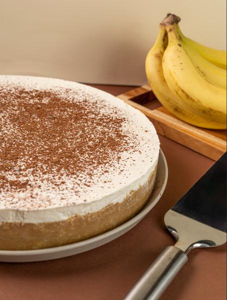 A Torta mais amada do Brasil está a um clique de distância! Feita com uma deliciosa massa de bolacha de leite, uma camada generosa do nosso doce de leite da casa, bananas sempre fresquinhas, chantilly beeem suave e um toque de cacau em pó para finalizar!
A sobremesa perfeita para qualquer ocasião!
Aproximadamente 0,9 kg
Serve 6 fatias