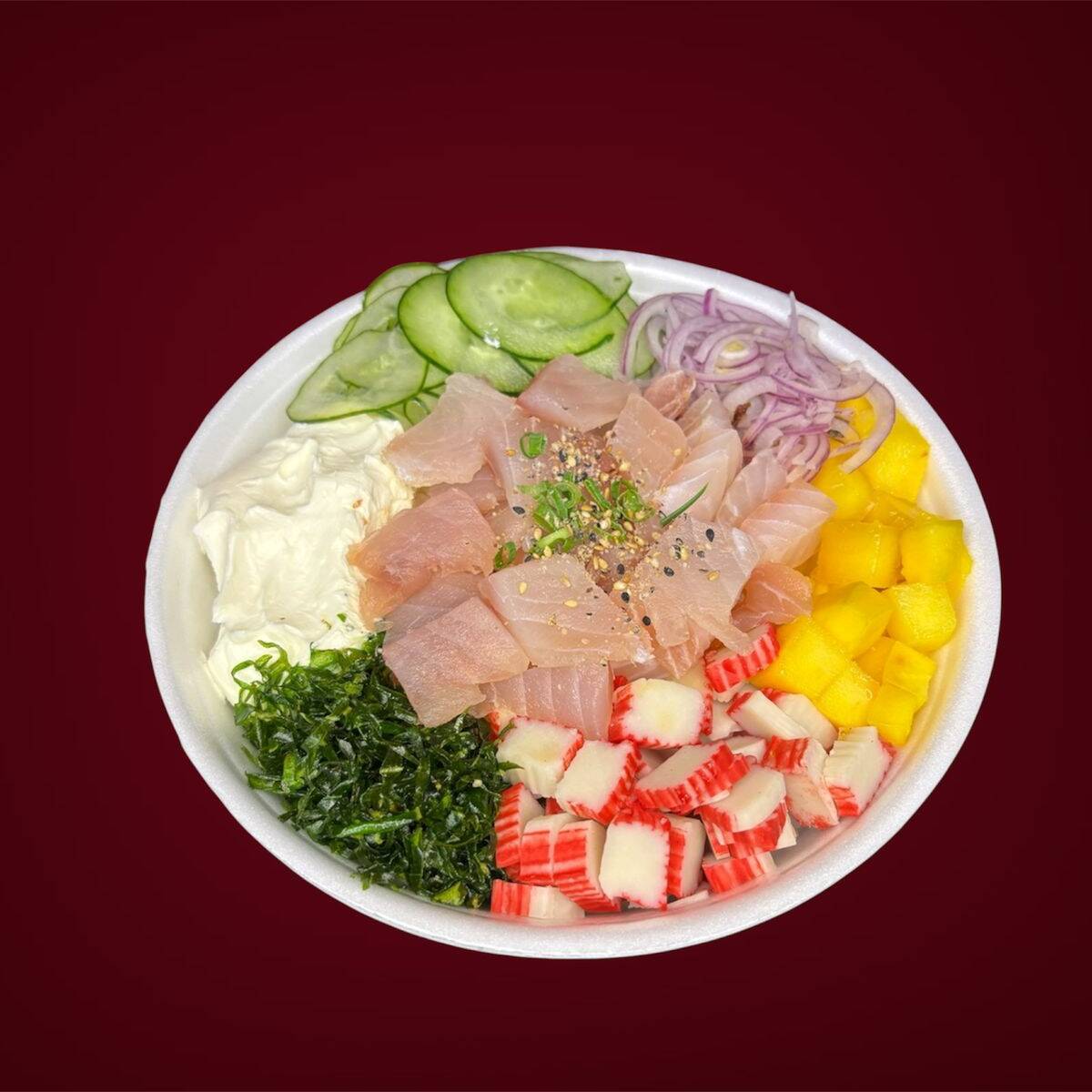 Poke saboroso com salmão e tilápia em cubos, manga, pepino, kani, cebola roxa cream cheese e couve . Base de arroz japonês
