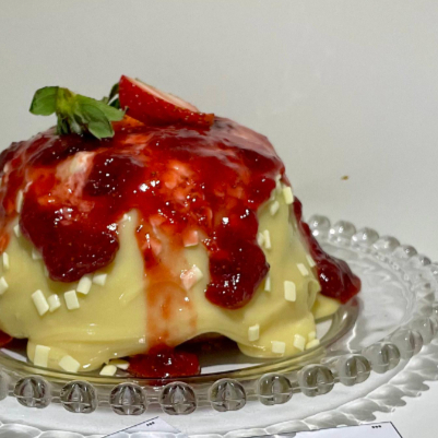 Massa de baunilha bem fofinha, cremosa e com uma generosa cobertura de geleia de morango