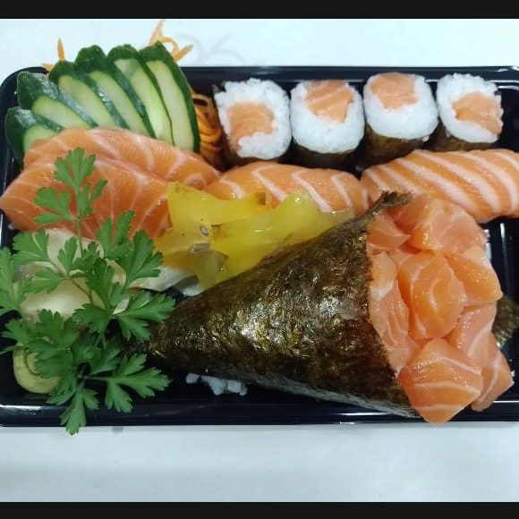1 Temaki Salmão + 4 Hossomaki Salmão + 2 Sashimi Salmão + 2 Niguiri Salmão