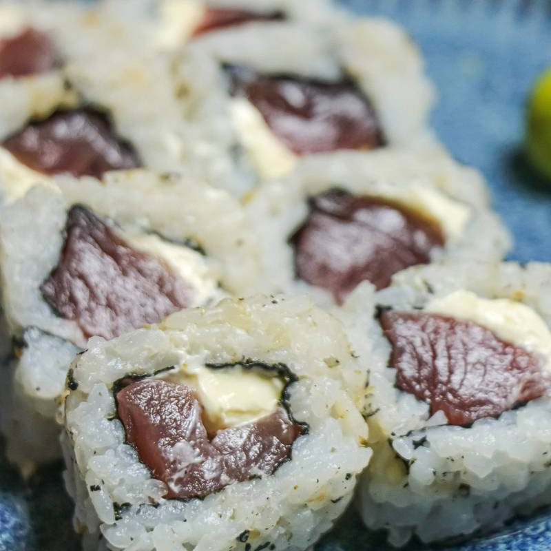 Uramaki, alga por dentro e recheio de atum e cream cheese.