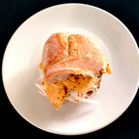 Torta de Chilaquiles con Filete de Pollo