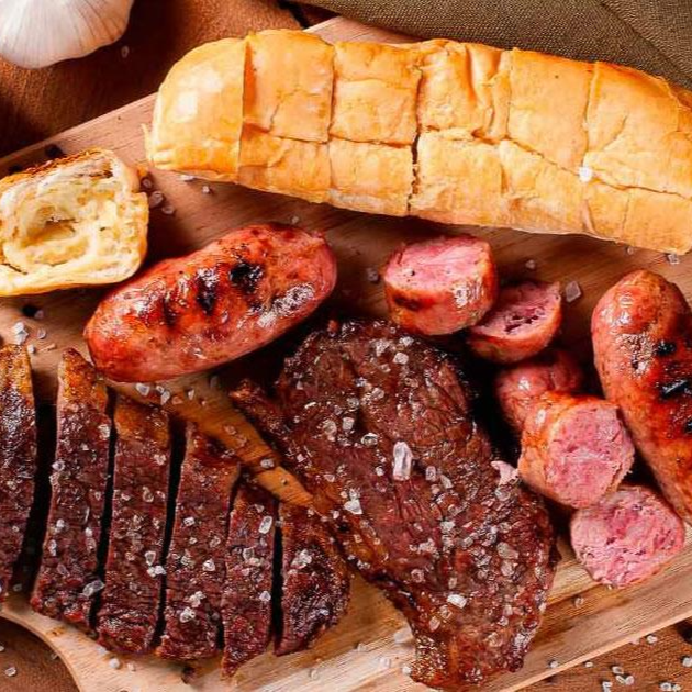 Refeição individual de carne assada na brasa com calabresa na brasa!
Acompanha arroz, macarrão, feijão, salada fresca e farofa riomar