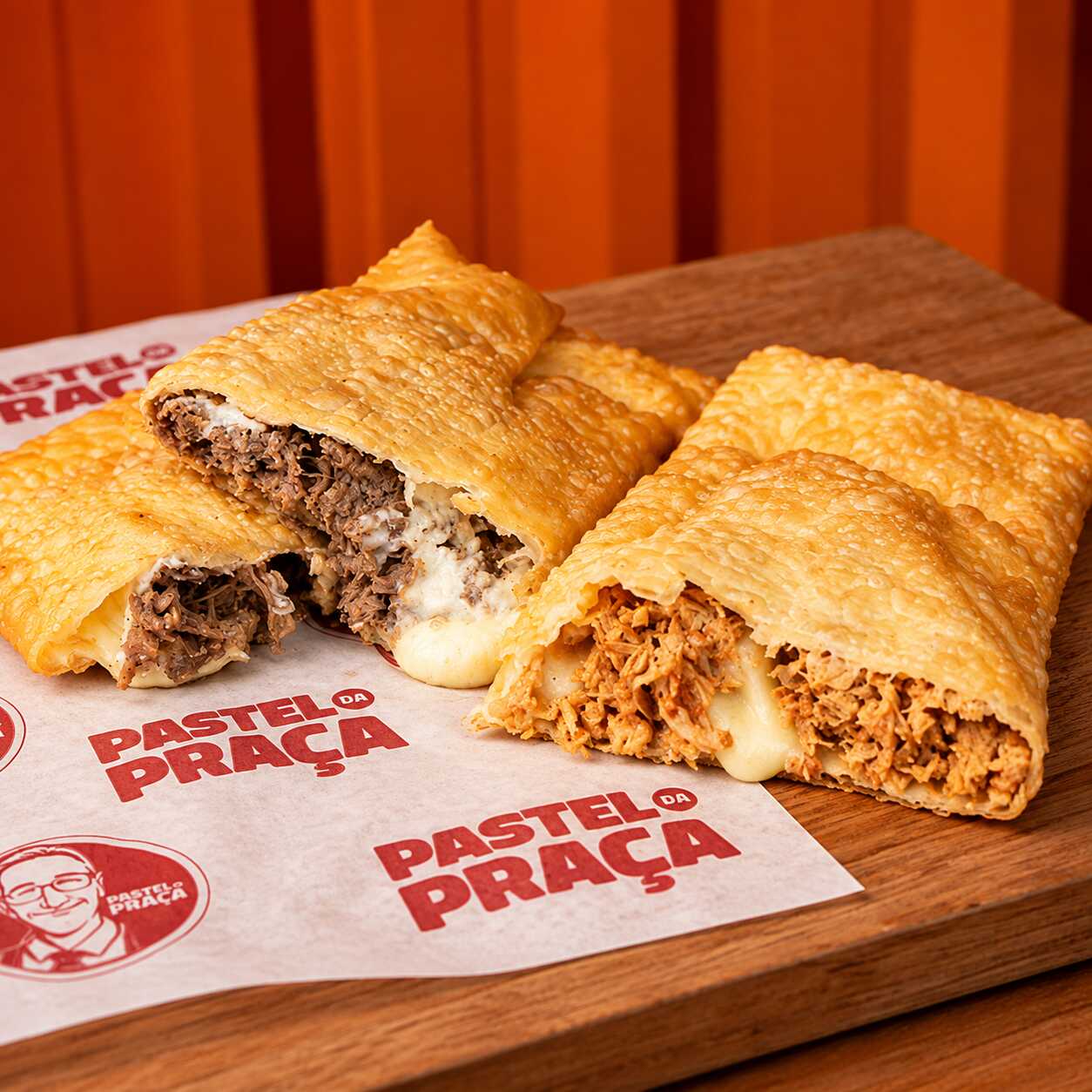 Pastel crocante recheado com muito frango desfiado, bastante catupiry cremoso, com borda recheada de queijo mussarela + Pastel crocante recheado com muita carne assada desfiada, catupiry cremoso , com borda recheada de queijo mussarela