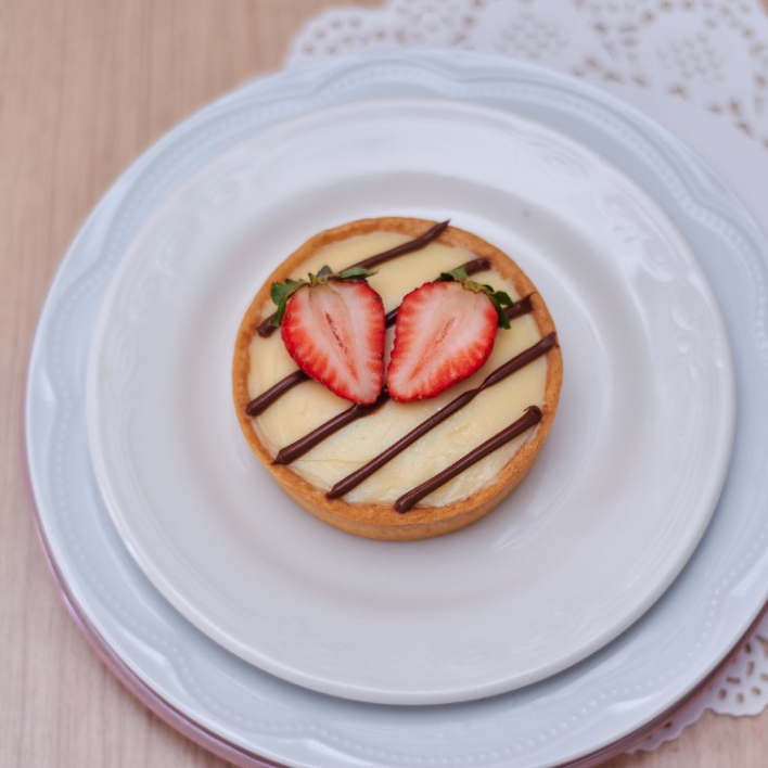 Crocante e com o sabor marcante essa tartelete de Ninho com Geleia de morango e decorada com Creme de Avelãvai ganhar seu coração.