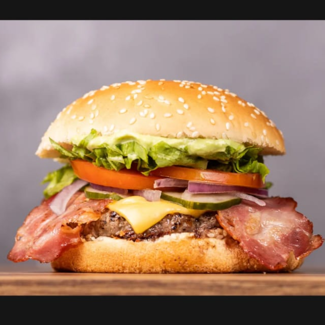 Pão brioche fresquinho com delicioso molho do Mineiro, hambúrguer de costela com bacon artesanal com 150gr, porção dupla de bacon suculento e crocante, cheddar cremoso, salada de alface americano, tomate, cebola roxa e picles, cheio de sabor, crocância e suculência!!!