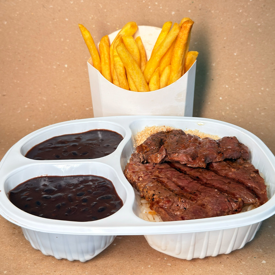 Um prato executivo de alcatra com 2 filés de alcatra grelhados, arroz, feijão, farofa e fritas. Um prato executivo de frango com 2 filés de frango grelhado, arroz, feijão, farofa e fritas. 2 refrigerantes 220ml.