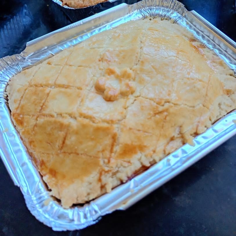 220g
O clássico reconfortante em sua melhor versão! Nossa famosa massa podre, super leve e que derrete na boca, recheada generosamente com frango desfiado bem temperadinho e uma camada irresistível de requeijão cremoso de verdade. Dourado na medida certa e perfeito para aquele story que dá água na boca. É o abraço em forma de sabor que o seu dia merece!