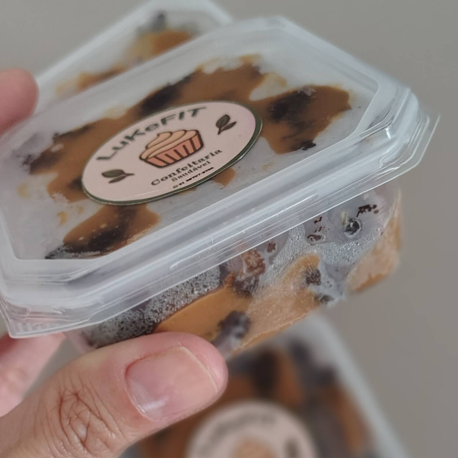 Nosso Brownie Fit com blend nutritivo de farinhas especiais, como linhaça dourada, aveia, castanha de cajú e arroz integral. Agora vem acompanhado de um delicioso doce de leite artesanal (não usamos leite condensado). Sem glúten e sem lactose, adoçado com açúcar demerara.