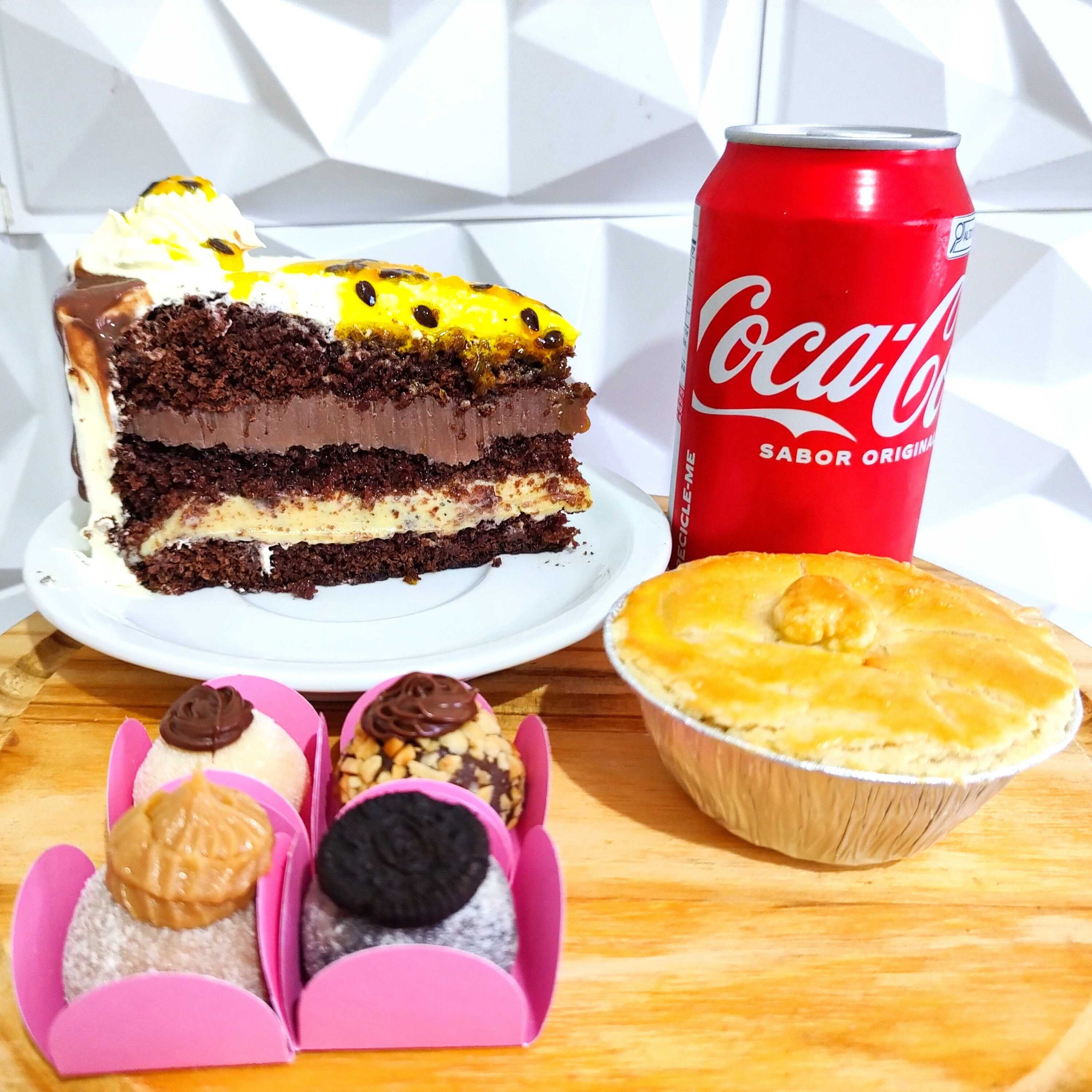 1 Fatia Torta Maracuja Com Brigadeiro + 1 Empada De Frango c/ Catupiry Grande (130 Gramas) + 4 Docinhos Gourmet: (Ferreiro Rocher, Ninho c/ Nutella, Oreo e Churros) + 1 Coca Cola 350ml.