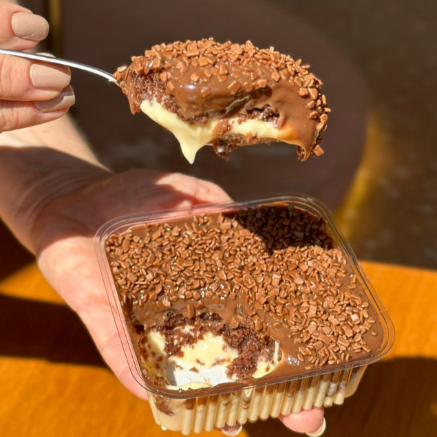 Bolo gelado com brigadeiro Belga com brigadeiro de Ninho e massa de chocolate. Obs. 1: não alteramos nenhum produto ou retiramos/adicionamos ingrediente. Obs. 2: produto de consumo imediato. Obs. 3: alguns produtos podem vir com vencimento do mesmo Dia.