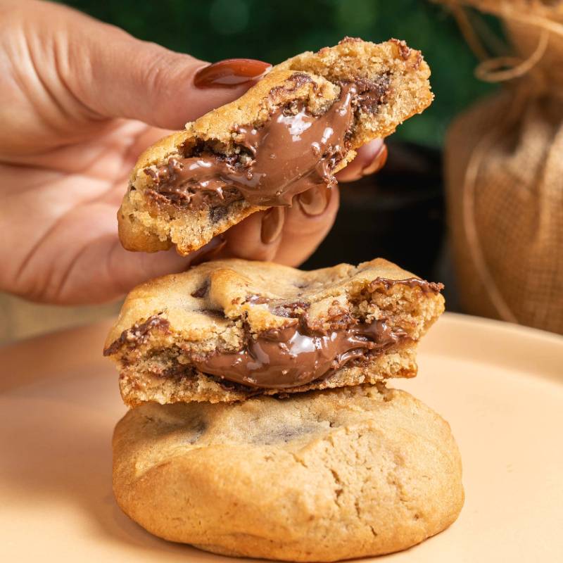 Esse aqui é para os fãs de Nutella! O nosso cookie de Nutella tem muuito recheio e é feito com a nossa deliciosa massa de baunilha, gotas de chocolate ao leite nobre. Disparado o queridinho da Cookie Lovers =). Ah, só pra constar, Nutella de verdade. Nada de creme de avelã similar rs. #sobremesa #doce #cookie #doces #café #cafédatarde #almoço