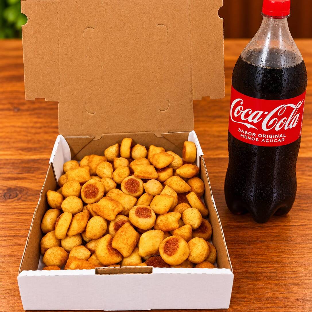 Delicie-se com nossa combinação perfeita! Uma caixa recheada com 100 mini salgados, extremamente saborosos e preparados com todo cuidado e dedicação. Perfeitos para compartilhar em pequenas celebrações ou para desfrutar sozinho. O combo ainda inclui uma refrescante Coca-Cola de 2 litros, geladinha e pronta para acompanhar seus salgados preferidos. Uma combinação irresistível para qualquer momento do Dia!