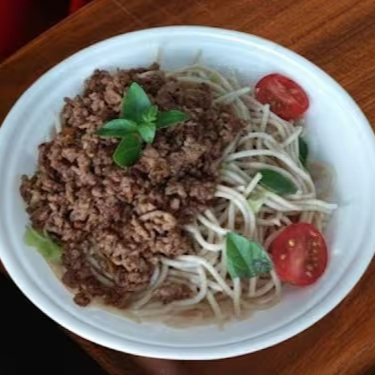 Delicioso macarrão alho e óleo e carne moída bem temperada.