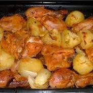 FRANGO ASSADO COM BATATA E FAROFA