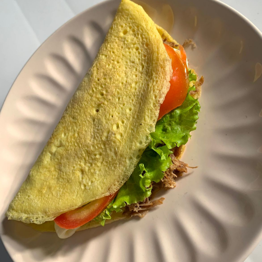Crepioca recheada com frango desfiado, requeijão, alface e tomate